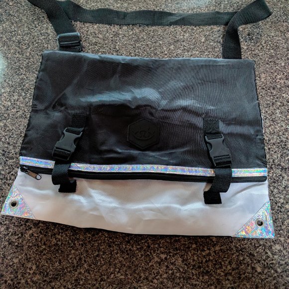 2014 Lululemon Seawheeze Marathon Finishers Messenger Bag - Picture 1 of 3